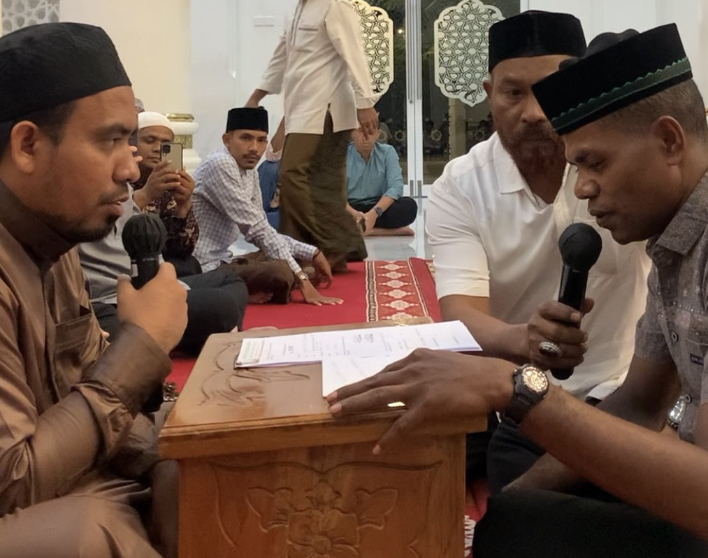 Anggota TNI AD asal Papua Bersyahadat di Mesjid Keuchik Leumik